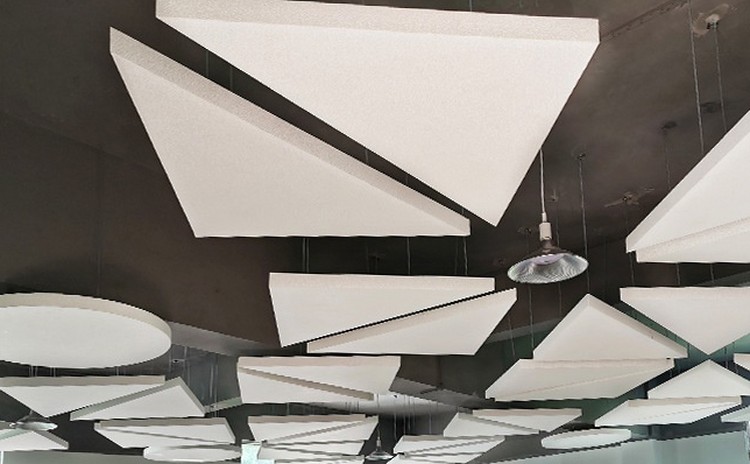 智慧教室有回聲用什么吸音材料？